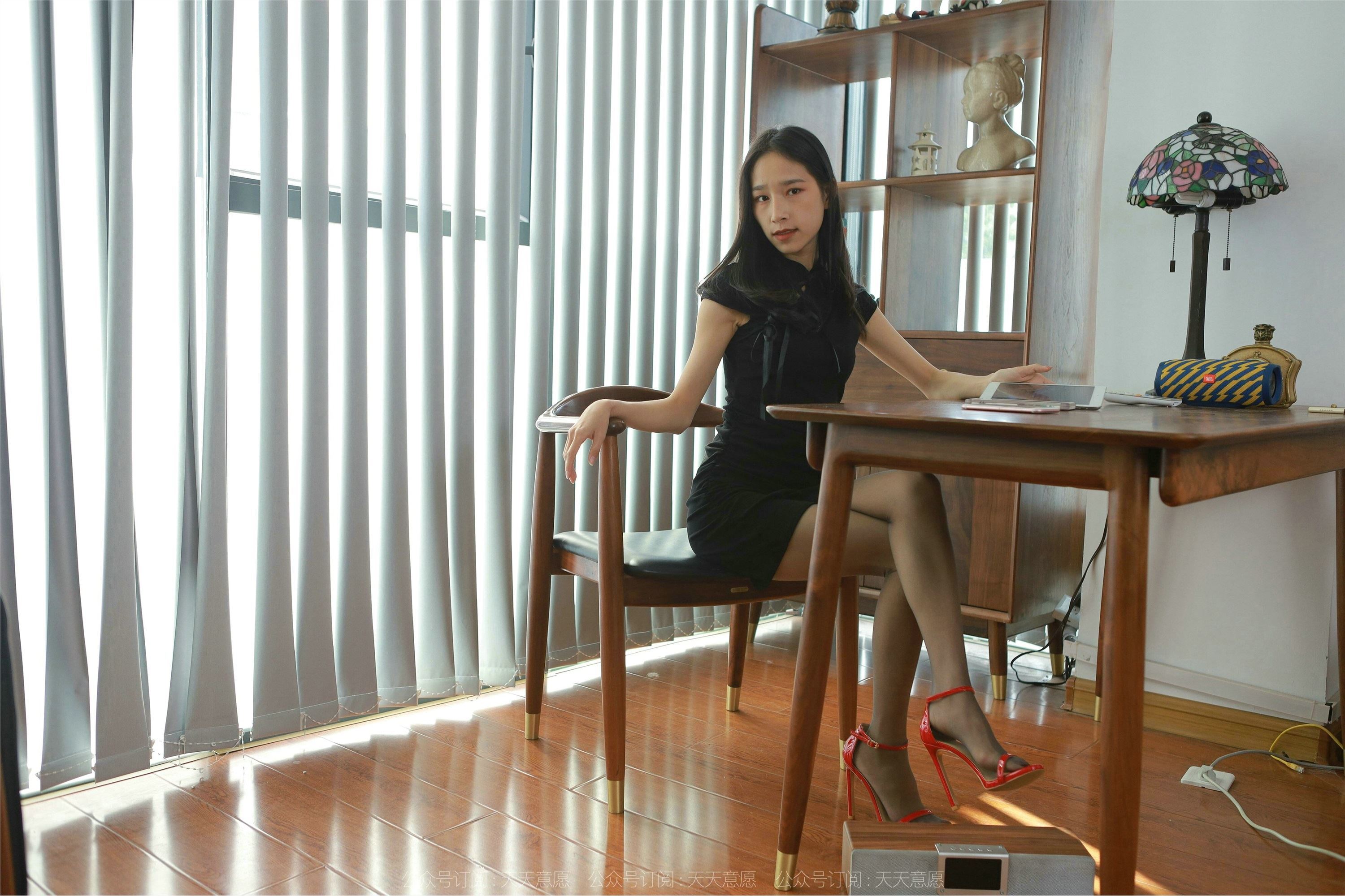 IESS异思趣向  2022.01.24 丝享家992：美子《办公桌下的红色》